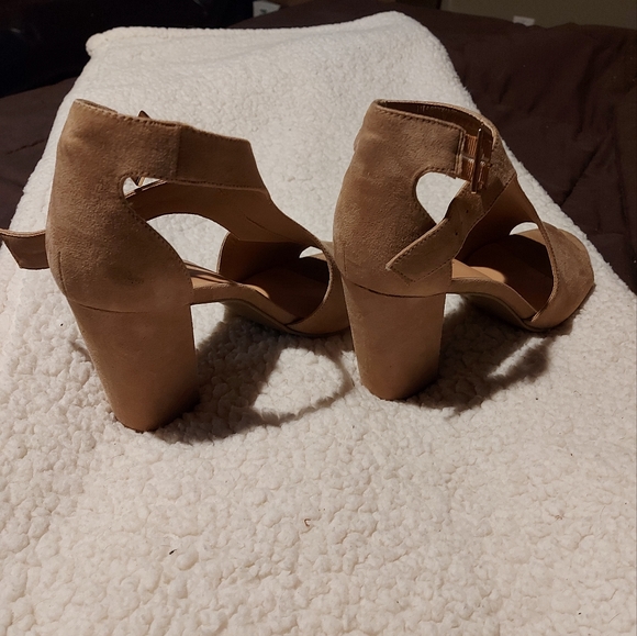 Le Chateau heels - Picture 3 of 3